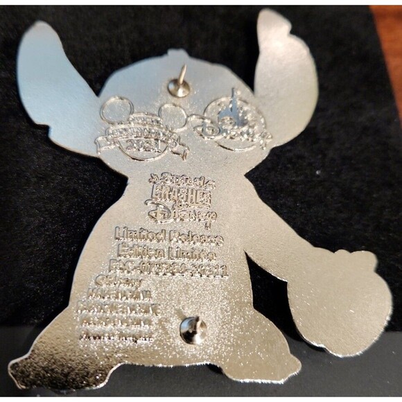 Disney Pin 144308 Stitch Crashes Snow White and the Seven Dwarfs JUMBO 3" x 3.5" - Picture 3 of 3